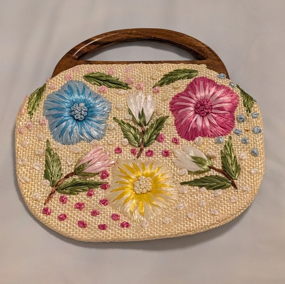 Vintage Handbags - Vintage 1960s Hawaiian Raffia Floral Handbag — Wooden Handle — Hand-Embroidered